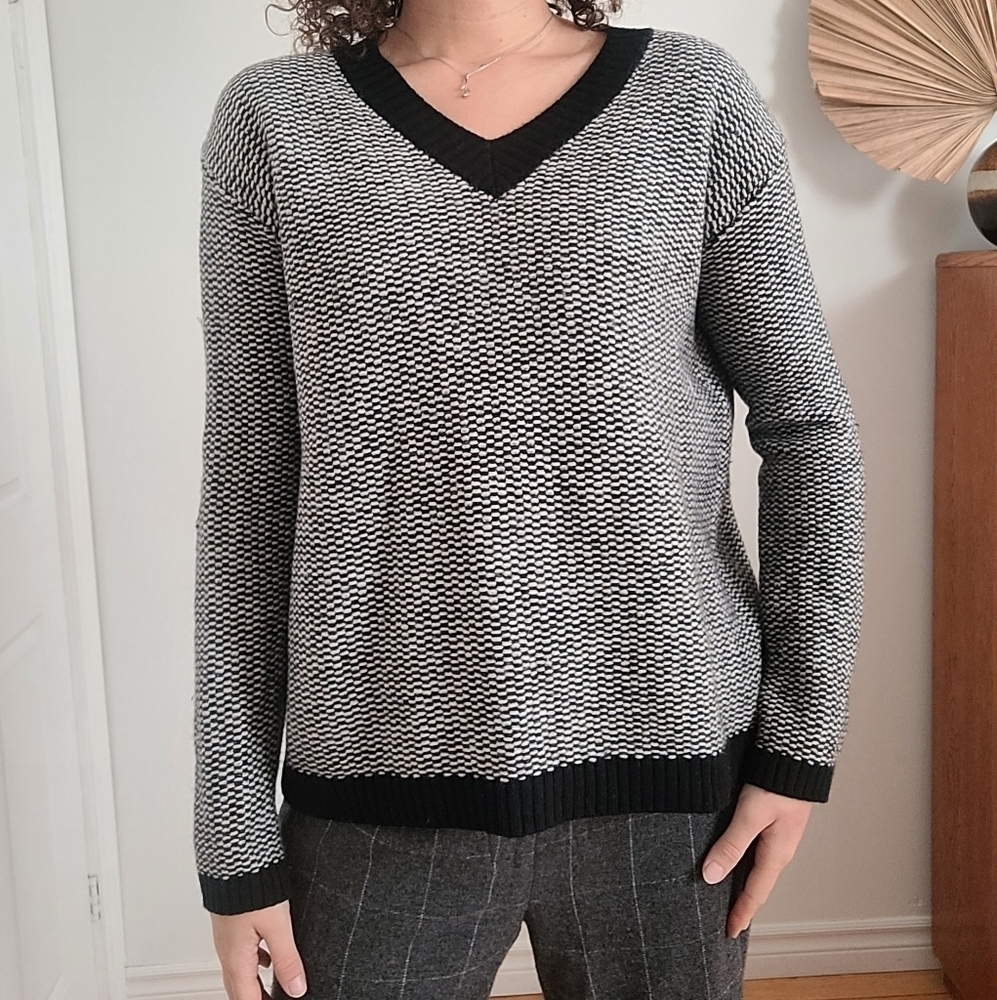JIL SANDER NAVY BLACK AND WHITE WOOL AND LAMBSWOOL VNECK TEXTURED KNIT SWEATER